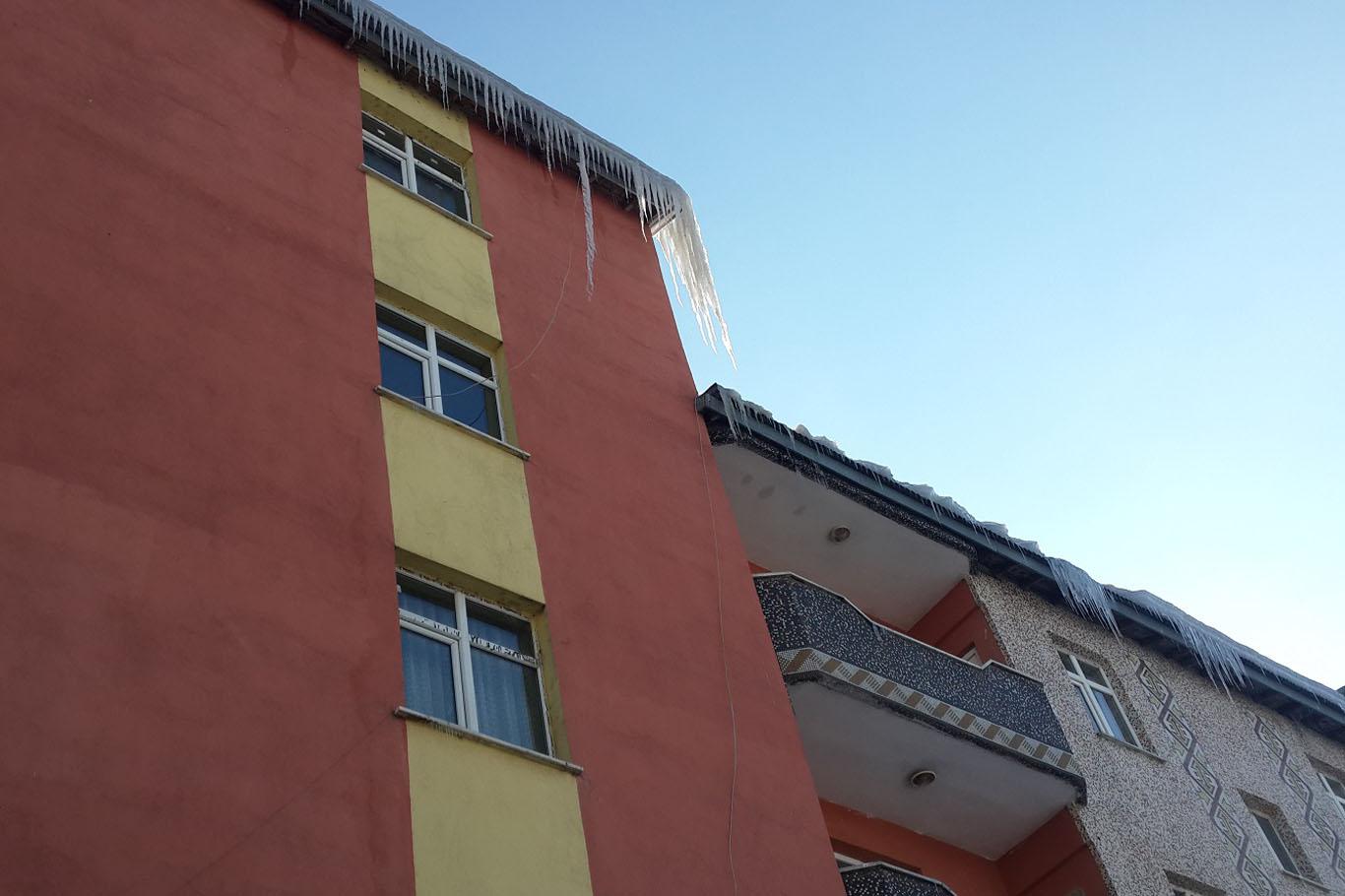Buz sarkıtları tehlike saçıyor